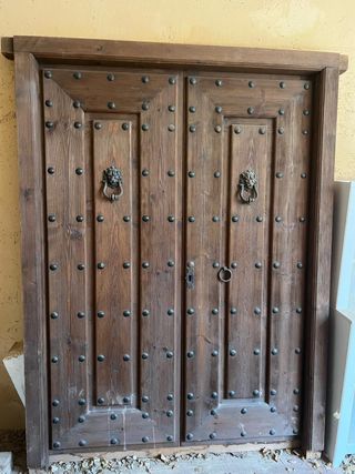 Puerta antigua de roble con herrajes
