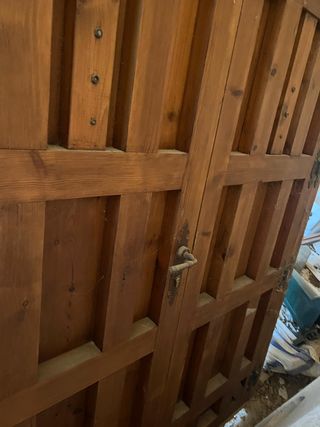 Puerta antigua de roble con herrajes