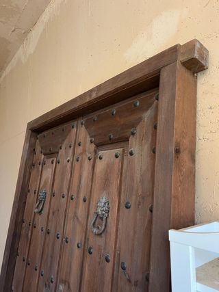 Puerta antigua de roble con herrajes