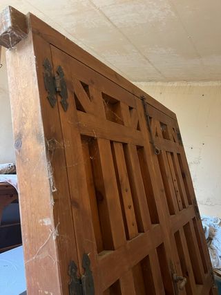 Puerta antigua de roble con herrajes