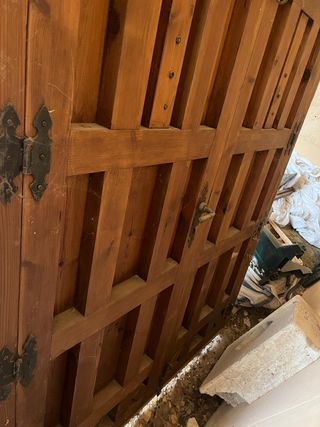 Puerta antigua de roble con herrajes