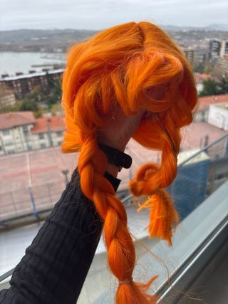 Peluca naranja con trenzas