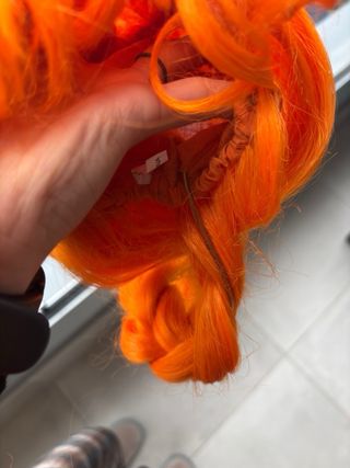 Peluca naranja con trenzas