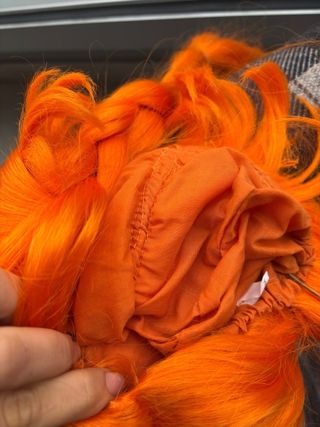 Peluca naranja con trenzas