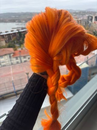 Peluca naranja con trenzas