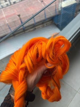 Peluca naranja con trenzas