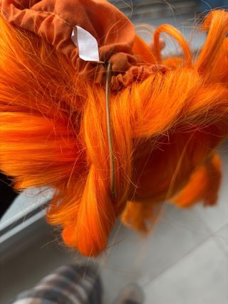 Peluca naranja con trenzas