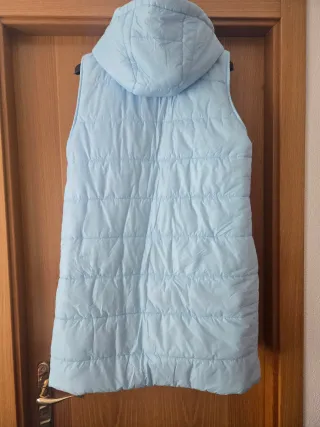 Chaleco azul con capucha