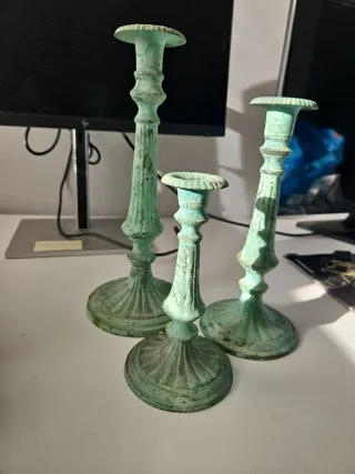 Candelabros de metal con pátina clásica
