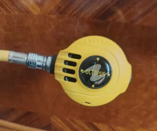 Regulador de buceo Octopus amarillo