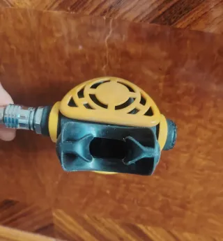 Regulador de buceo Octopus amarillo