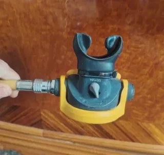 Regulador de buceo Octopus amarillo