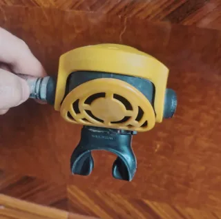 Regulador de buceo Octopus amarillo