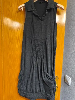 Vestido gris sin mangas