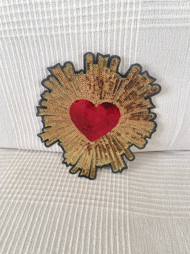 Parche Corazón Sagrado Dorado y Rojo