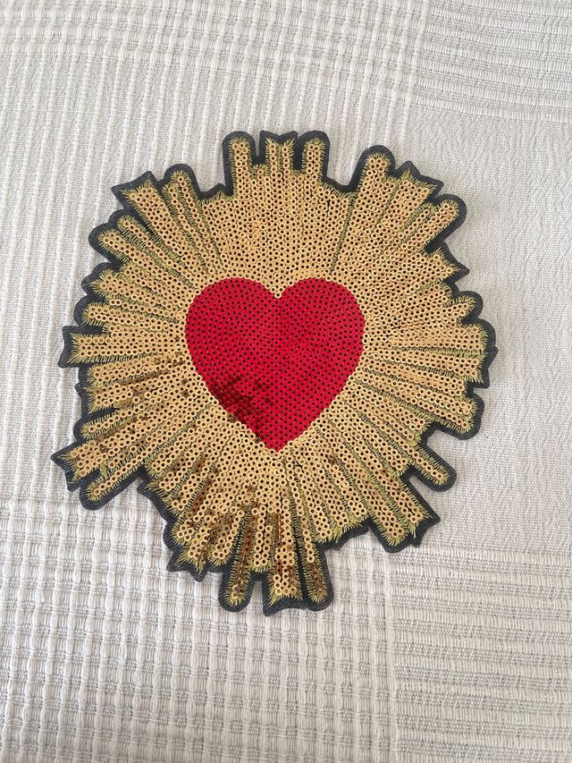 Parche Corazón Sagrado Dorado y Rojo
