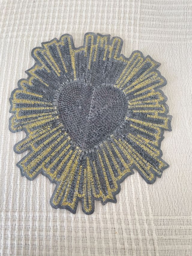 Parche Corazón Sagrado Dorado y Rojo