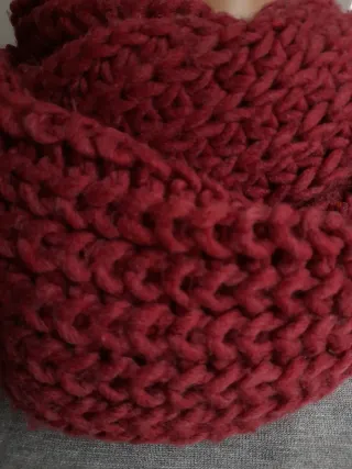 Bufanda circular de  punto grueso color granada