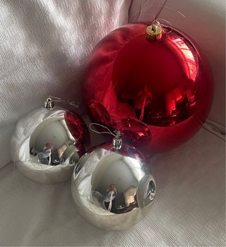 Bolas Navideñas Grandes Rojas y Plateadas