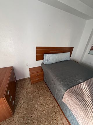 Dormitorio completo con mesitas