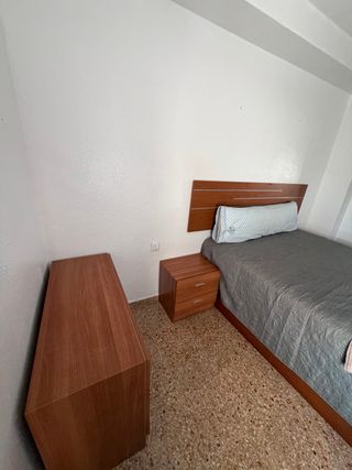 Dormitorio completo con mesitas