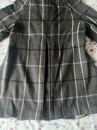 Abrigo de cuadros con capucha