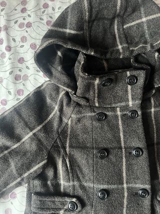 Abrigo de cuadros con capucha