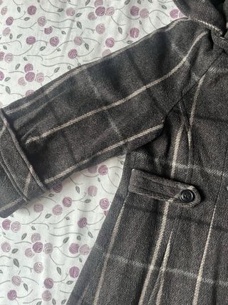 Abrigo de cuadros con capucha