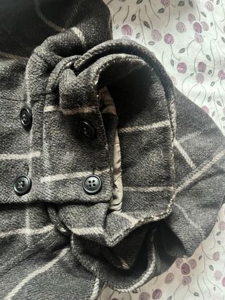 Abrigo de cuadros con capucha