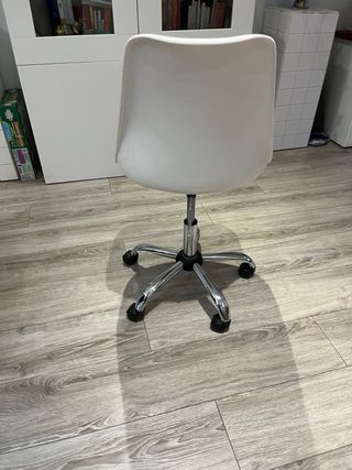 Silla de oficina blanca con ruedas