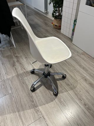 Silla de oficina blanca con ruedas