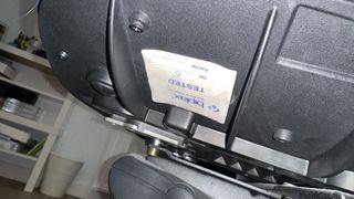 Silla ergonómica azul y plateada