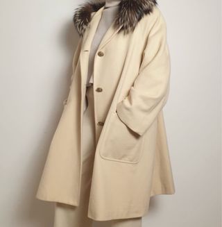 Cappotto con pelliccia beige e marrone