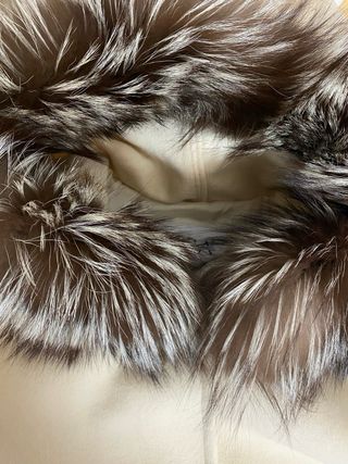 Cappotto con pelliccia beige e marrone