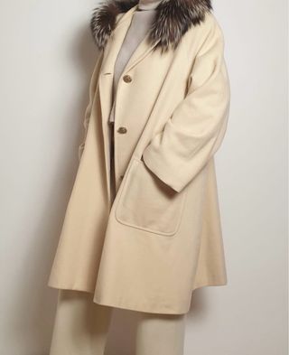 Cappotto con pelliccia beige e marrone
