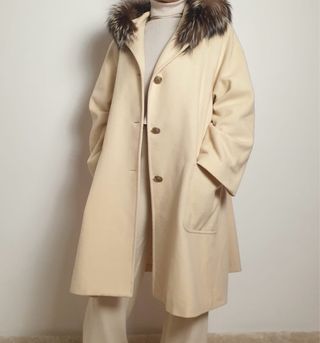 Cappotto con pelliccia beige e marrone