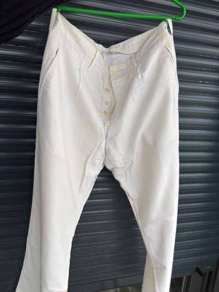 Pantalón blanco con manchas