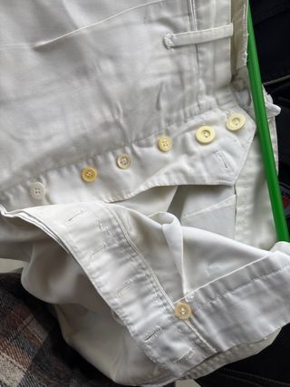 Pantalón blanco con manchas