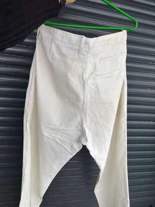 Pantalón blanco con manchas