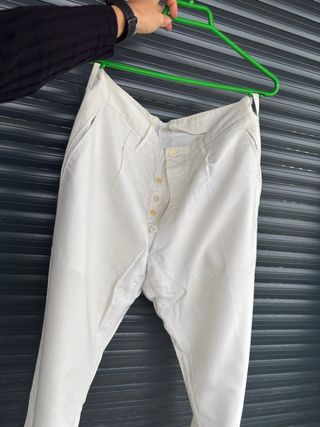 Pantalón blanco con manchas