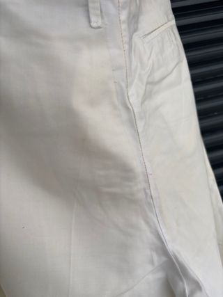 Pantalón blanco con manchas