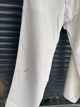 Pantalón blanco con manchas