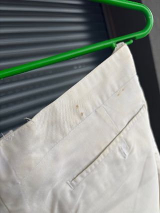 Pantalón blanco con manchas