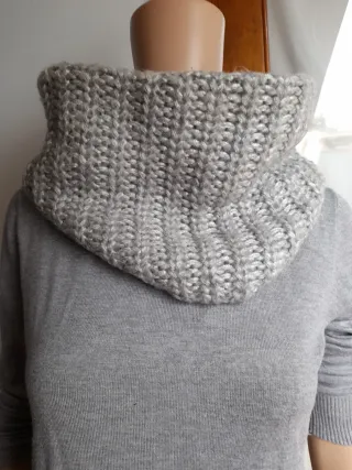 Bufanda cuello gris perla brillante