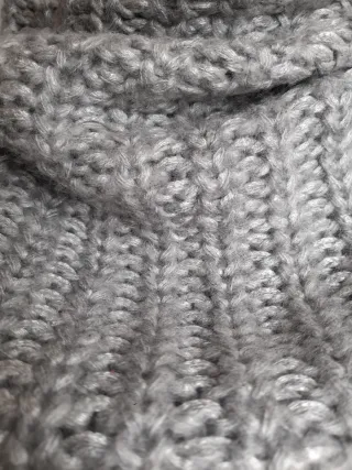 Bufanda cuello gris perla brillante