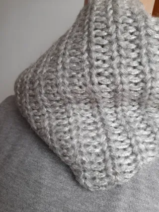 Bufanda cuello gris perla brillante