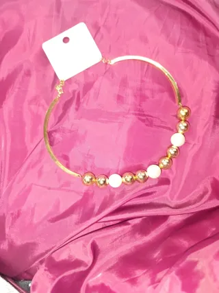 Gargantilla dorada con cuentas blancas