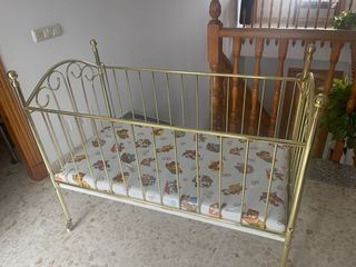Cuna metálica dorada vintage