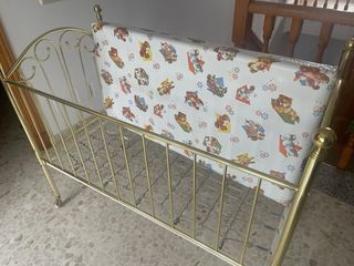 Cuna metálica dorada vintage