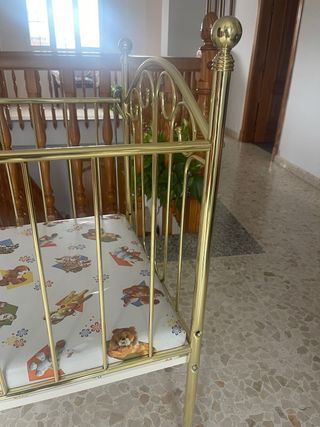 Cuna metálica dorada vintage